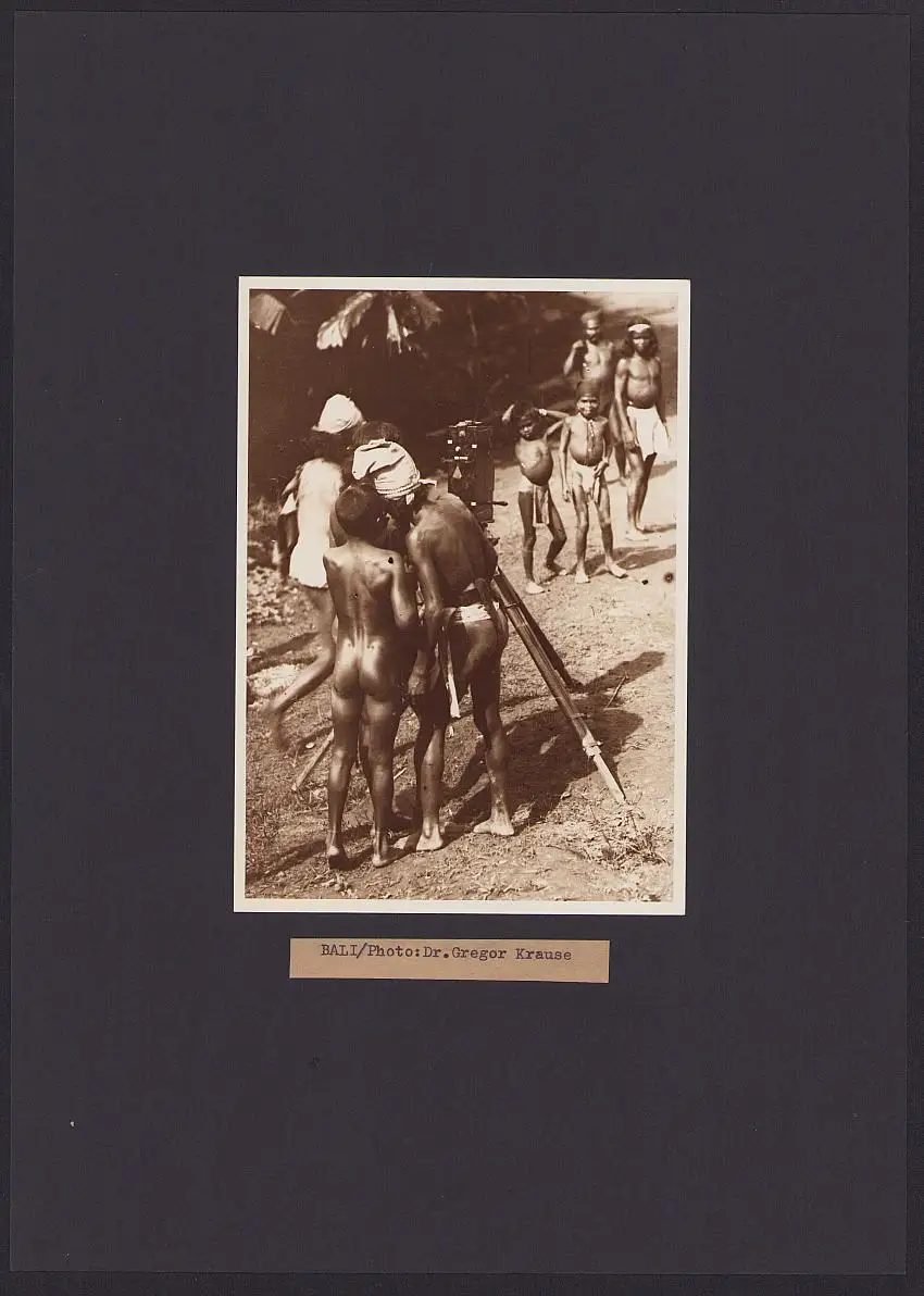 Fotografie Dr. Gregor Krause, Ansicht Bali / Indonesien, Eingeborene & Fotoapparat, Grossformat 35 x 25cm 0
