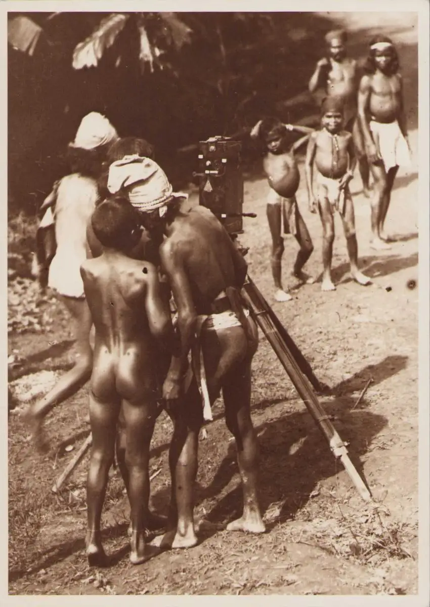 Fotografie Dr. Gregor Krause, Ansicht Bali / Indonesien, Eingeborene & Fotoapparat, Grossformat 35 x 25cm 2