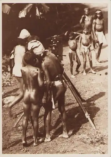Fotografie Dr. Gregor Krause, Ansicht Bali / Indonesien, Eingeborene & Fotoapparat, Grossformat 35 x 25cm