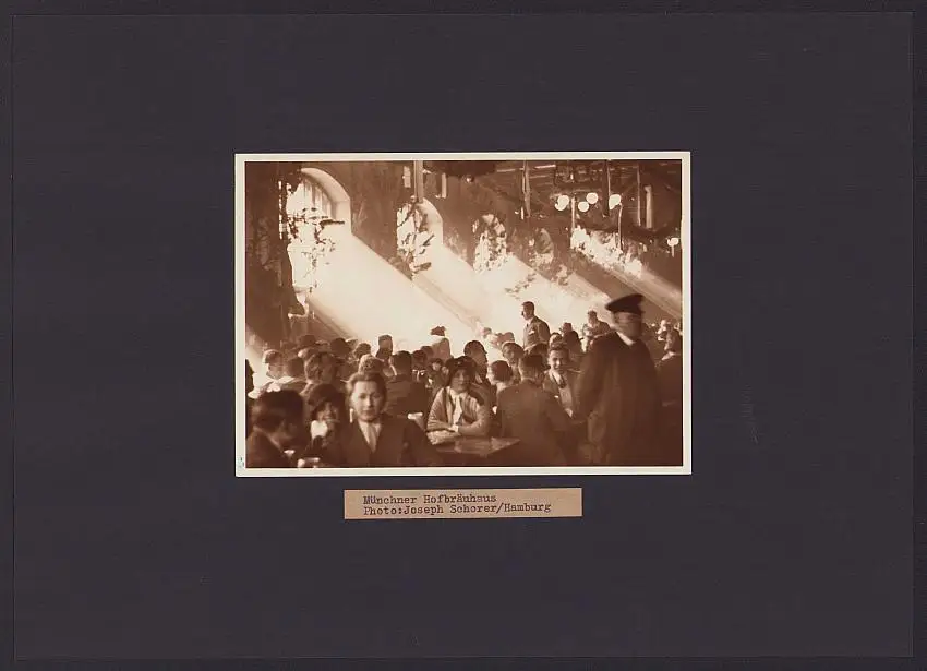 Fotografie Joseph Schorer, Hamburg, Ansicht München, Sonnenflut im Hofbräuhaus, Grossformat 35 x 25cm 0