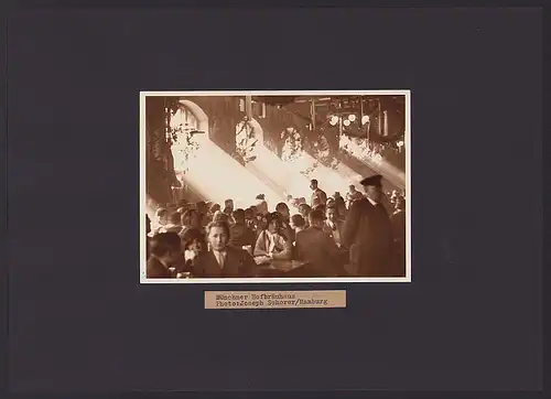 Fotografie Joseph Schorer, Hamburg, Ansicht München, Sonnenflut im Hofbräuhaus, Grossformat 35 x 25cm