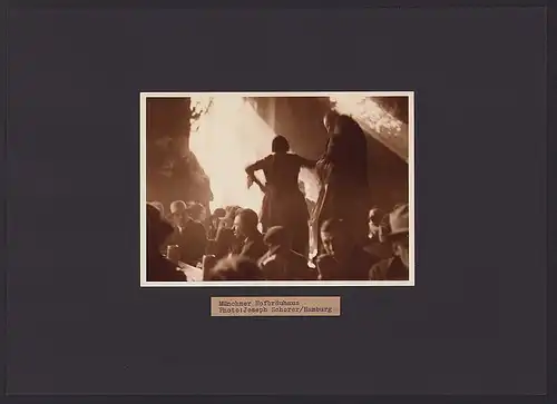 Fotografie Joseph Schorer, Hamburg, Ansicht München, Szene & Sonnenflut im Hofbräuhaus, Grossformat 35 x 25cm