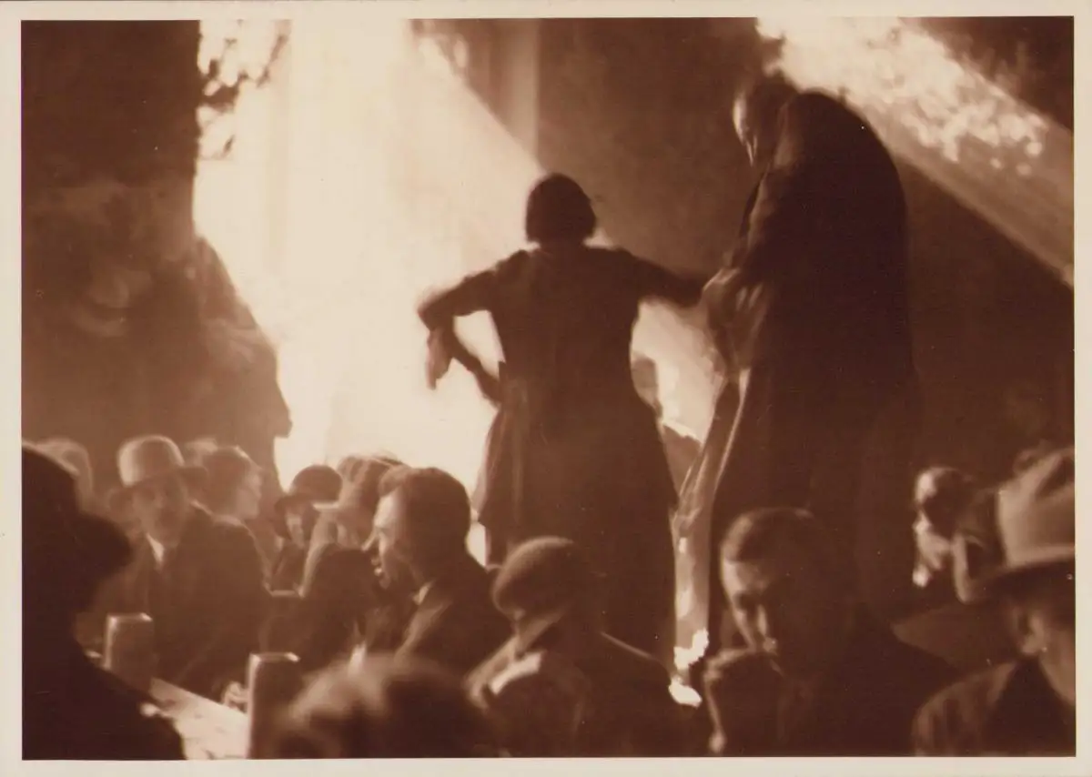 Fotografie Joseph Schorer, Hamburg, Ansicht München, Szene & Sonnenflut im Hofbräuhaus, Grossformat 35 x 25cm 2