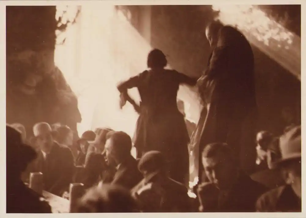 Fotografie Joseph Schorer, Hamburg, Ansicht München, Szene & Sonnenflut im Hofbräuhaus, Grossformat 35 x 25cm 2