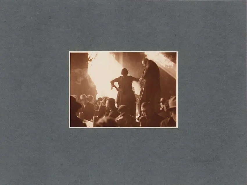 Fotografie Joseph Schorer, Hamburg, Ansicht München, Szene im Hofbräuhaus, Grossformat 39 x 29cm 0