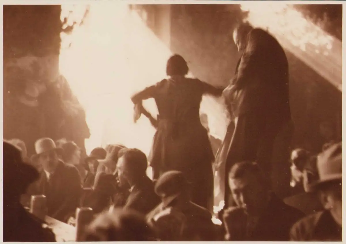 Fotografie Joseph Schorer, Hamburg, Ansicht München, Szene im Hofbräuhaus, Grossformat 39 x 29cm 2