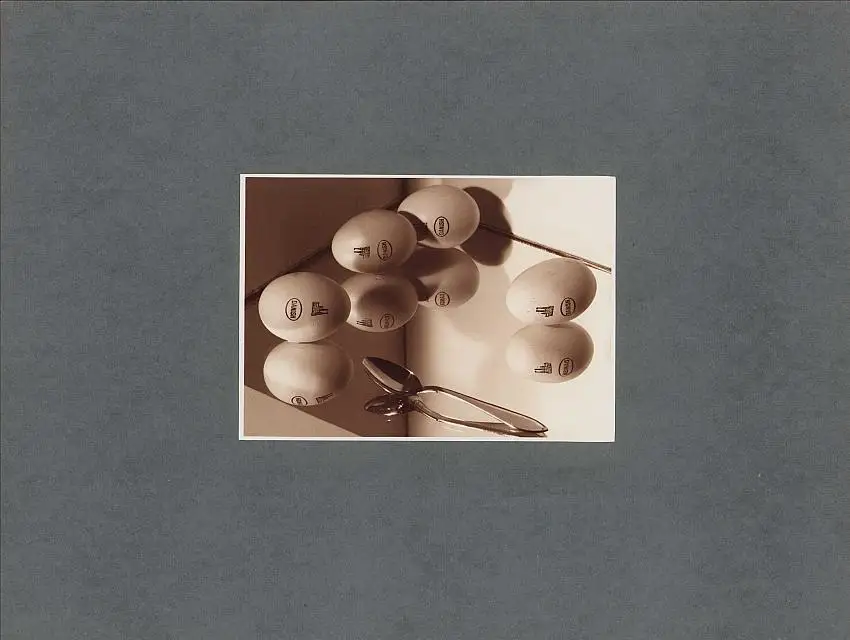 Fotografie N. Laugesen, Eier & Löffel im Spiegelbild, Reflektion Neue Sachlichkeit, Grossformat 39 x 29cm 0