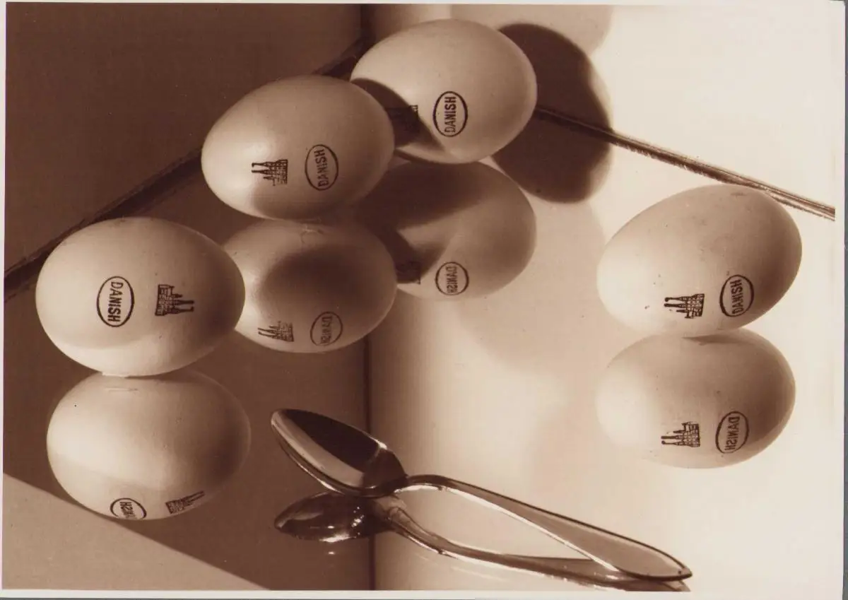 Fotografie N. Laugesen, Eier & Löffel im Spiegelbild, Reflektion Neue Sachlichkeit, Grossformat 39 x 29cm 2