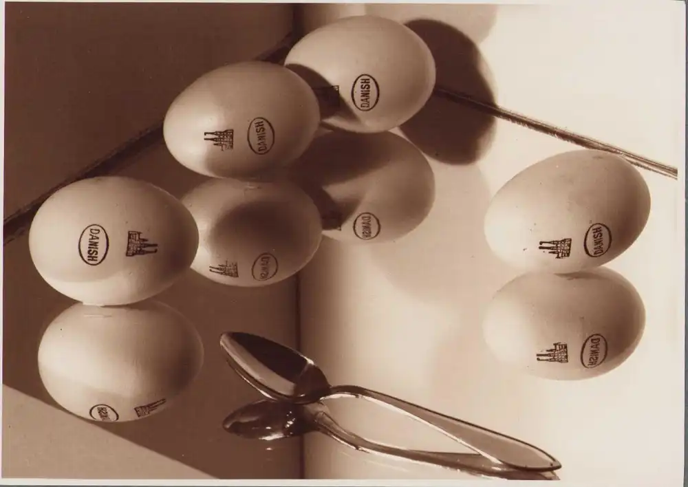 Fotografie N. Laugesen, Eier & Löffel im Spiegelbild, Reflektion Neue Sachlichkeit, Grossformat 39 x 29cm 2