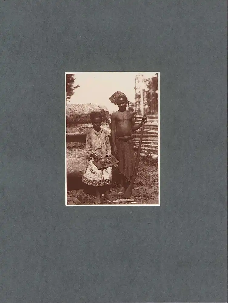 Fotografie Dr. Gregor Krause, Expedition Bali, Eingeborenen Paar, Indonesier mit Gewehr, Grossformat 39 x 29cm 0