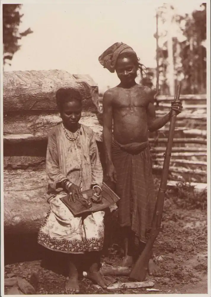 Fotografie Dr. Gregor Krause, Expedition Bali, Eingeborenen Paar, Indonesier mit Gewehr, Grossformat 39 x 29cm 2
