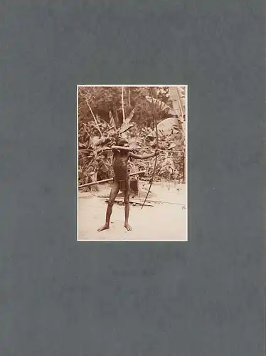 Fotografie Dr. Gregor Krause, Expedition Bali, Eingeborener Jäger, Indonesier mit Langbogen, Grossformat 39 x 29cm