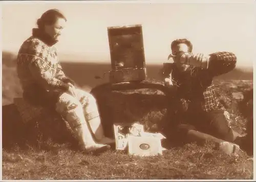 Fotografie Dr. Odo Tauern, Inuit mit Grammophon, Grossformat 39 x 29cm