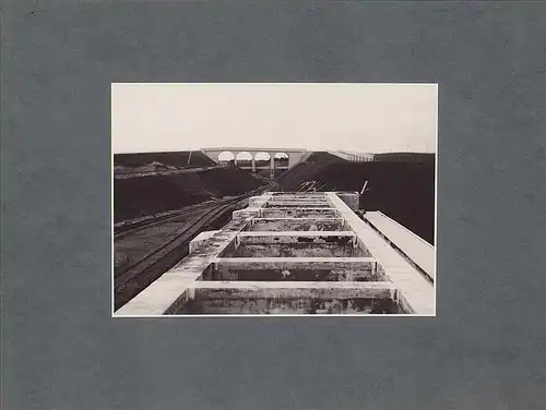 Fotografie Albert Renger-Patzsch, Baukunst / Bautechnik, Stahlbeton-Konstruktion an Bahnstrecke, Neue Sachlichkeit