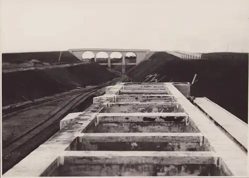 Fotografie Albert Renger-Patzsch, Baukunst / Bautechnik, Stahlbeton-Konstruktion an Bahnstrecke, Neue Sachlichkeit