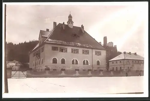 Fotografie unbekannter Fotograf, Ansicht Kipfenberg, Gebäudeansicht & Burg im Winter