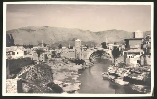 Fotografie unbekannter Fotograf, Ansicht Mostar, Altstadt mit Brücke Stari Most