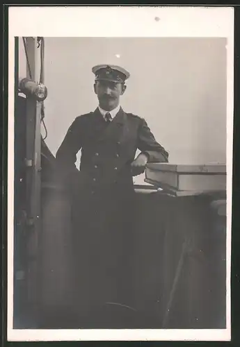 Fotografie 1.WK, Steuermann auf S.M. Hilfskriegsschiff Prinz Adalbert - S.M. Hilfsstreuminendampfer Prinz Adalbert