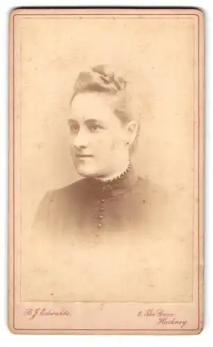 Fotografie B.J. Edwards, London, 6 The Grove Hackney, Portrait junge Frau mit hübscher Frisur