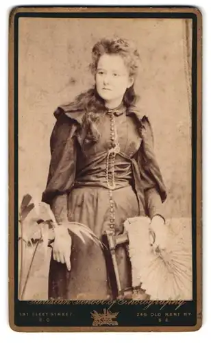 Fotografie Parisian School of Photography, London, 13 Fleet Street, Portrait junge Frau mit langem Haar in schönem Kleid