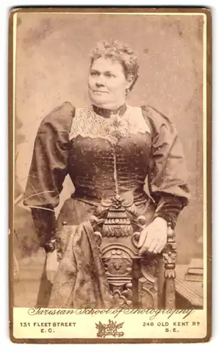 Fotografie Parisian School of Photography, London, 246 Old Kent Road, beleibte Frau in langem Kleid mit weisser Spitze