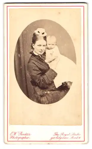 Fotografie E.W. Procktor, London, Edgware Road, Portrait Mutter mit Kind im Taufkleidchen