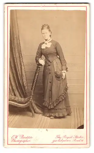 Fotografie E.W. Procktor, London, Edgware Road, Portrait junge Frau mit hochgestecktem Zopf in langem Kleid