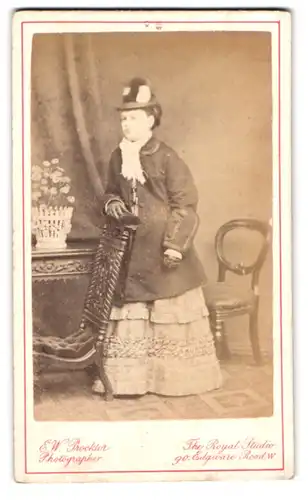 Fotografie E.W. Procktor, London, Edgware Road, Portrait Frau mit modischem Hut in eleganter Jacke