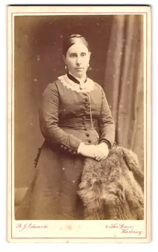 Fotografie B.J. Edwards, London, 6 The Grove Hackney, Portrait Frau in langem Kleid mit zeitgenössischer Frisur