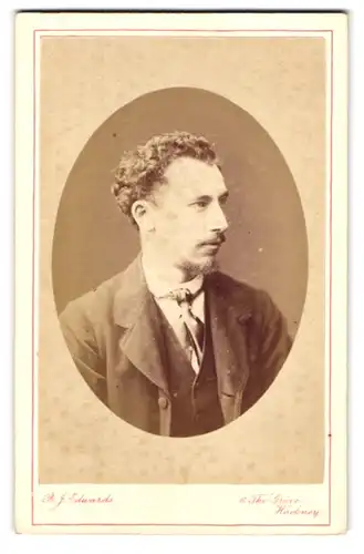 Fotografie B.J. Edwards, London, 6 The Grove Hackney, Portrait junger Mann mit Kinnbart und lockiger Frisur