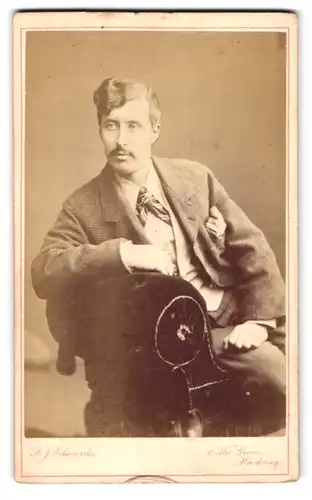 Fotografie B.J. Edwards, London, 6 The Grove Hackney, Portrait Mann mit Schnurrbart und extravaganter Frisur