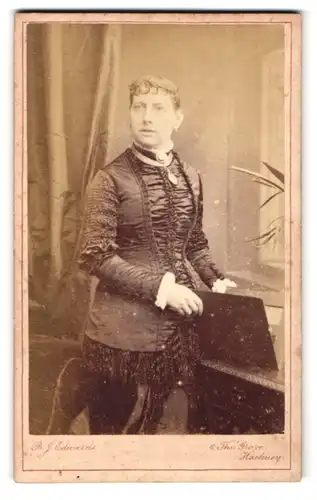 Fotografie B.J. Edwards, London, 6 The Grove Hackney, Portrait Frau in einem modischen Kleid