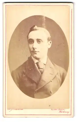Fotografie B.J. Edwards, London, 6 The Grove Hackney, Portrait junger Herr im Anzug mit Krawatte