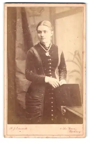 Fotografie B.J. Edwards, London, 6 The Grove Hackney, Portrait junge Frau mit grosser Halskette