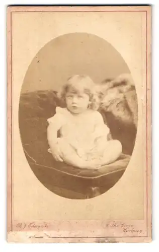 Fotografie B.J. Edwards, London, 6 The Grove Hackney, Portrait niedliches Kind mit lockigem Haar im Hemdchen