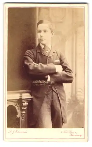 Fotografie B.J. Edwards, London, 6 The Grove Hackney, Portrait schneidiger Bursche im Anzug