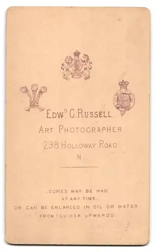 Fotografie E. G. Russel, London, 298 Holloway Road, Portrait niedliches Kleinkind im weissen Kleid