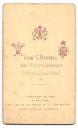 Fotografie Edward G. Russel, London, 298 Holloway Road, Portrait kleines Mädchen im modischen Kleid