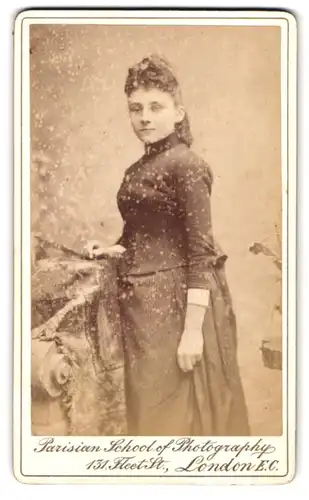 Fotografie Parisian School of Photography, London-EC, 131, Fleet Street, Portrait junge Dame in modischer Kleidung