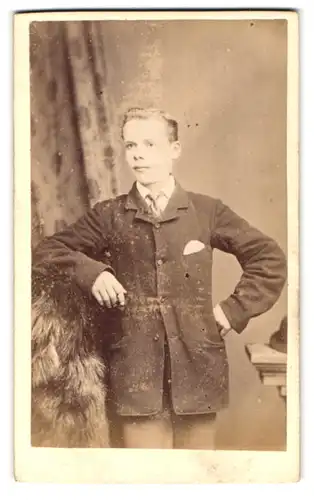 Fotografie Parisian School of Photography, London-EC, 131, Fleet Street, Portrait junger Mann in modischer Kleidung