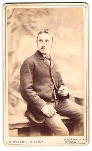 Fotografie R. Roberts Willson, Woolwich, 63, Wellington St., Portrait modisch gekleideter Herr mit Zigarette