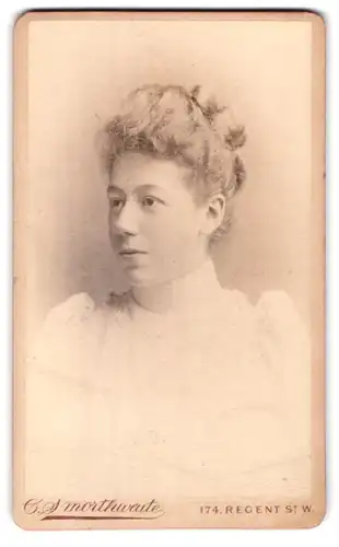 Fotografie E. Smorthwaite, London-W, 174 Regent Street, Portrait junge Dame mit Hochsteckfrisur