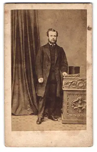 Fotografie London & Provincial Photographic Company, London-WC, 443, West Strand, Portrait modisch gekleideter Herr