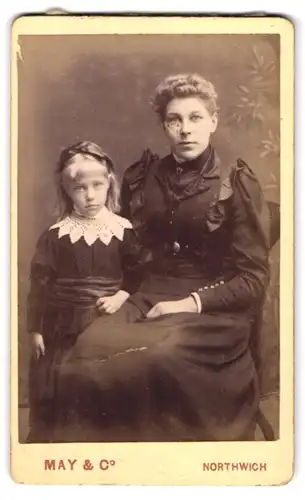 Fotografie May & Co., Northwick, Station Road, Portrait bürgerliche Dame mit kleinem Mädchen