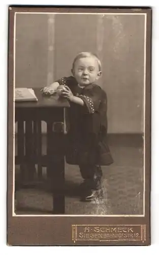 Fotografie H. Schmeck, Siegen, Bahnhofstrasse 12, Portrait kleines Mädchen im Kleid mit Ball in der Hand