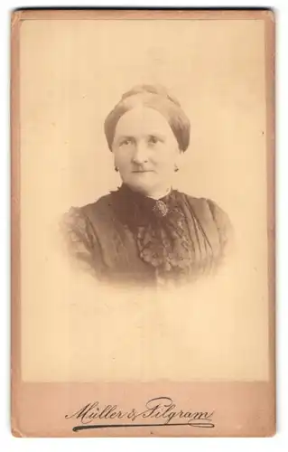 Fotografie Müller & Pilgram, Halle a / S, Post Strasse 9-10, Portrait ältere Dame mit Hochsteckfrisur und Kragenbrosche