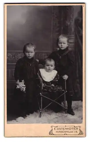 Fotografie E. Ostenkötter, Hirschfelde i / S., Portrait zwei Mädchen in schwarzen Kleidern mit Kleinkind