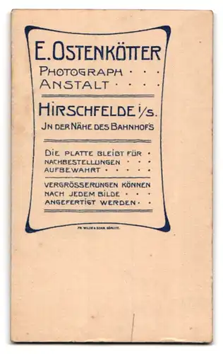 Fotografie E. Ostenkötter, Hirschfelde i / S., Portrait zwei Mädchen in schwarzen Kleidern mit Kleinkind