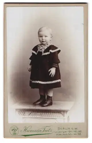 Fotografie Hermann Tietz, Berlin-SW, Leipziger-Strasse 46-49, Portrait niedliches Kleinkind im modischen Kleid