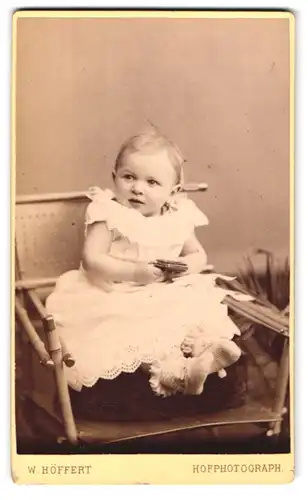 Fotografie W. Höffert, Hannover, Georg-Strasse 9, Portrait niedliches Kleinkind im hübschen Kleid